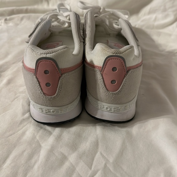 Rarely worn white and pink Nikes - Picture 2 of 6
